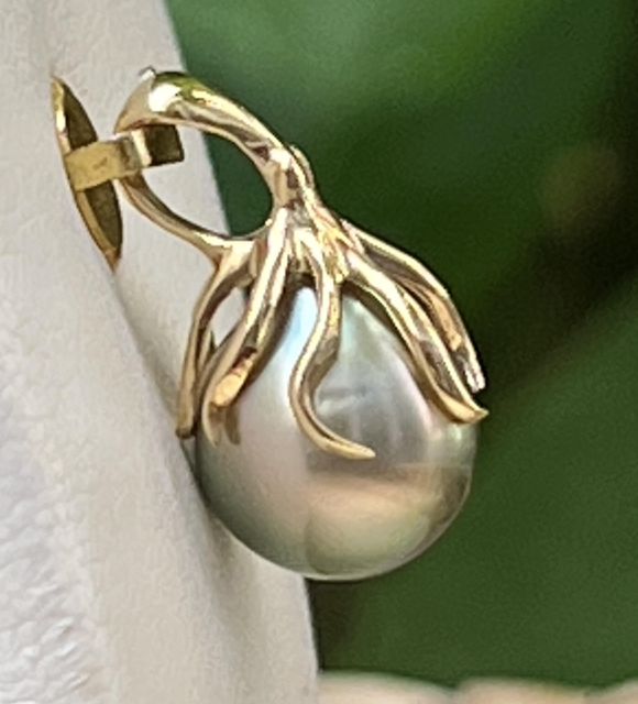 Bijou en perle de Tahiti aux reflets rares et lustre exceptionnel. Certificat d’authenticité et livraison sécurisée – Poemotu.