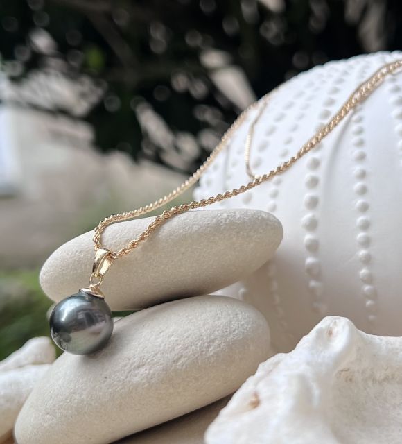 Le collier Poereva perle de Tahiti a été monté dans notre atelier de Nantes en Loire-Atlantique, il est près à se parer de son plus bel écrin - livraison gratuite