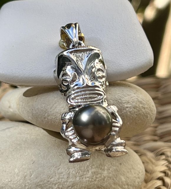 Bijou en perle de Tahiti aux reflets rares et lustre exceptionnel. Certificat d’authenticité et livraison sécurisée – Poemotu.