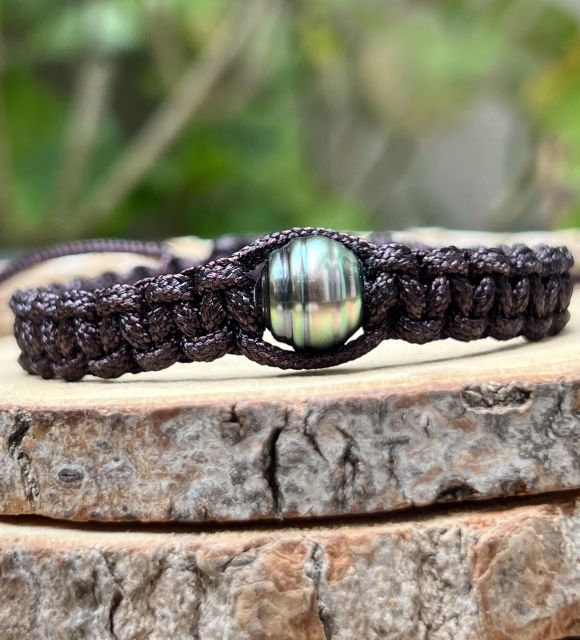 Bijou en perle de Tahiti aux reflets rares et lustre exceptionnel. Certificat d’authenticité et livraison sécurisée – Poemotu.