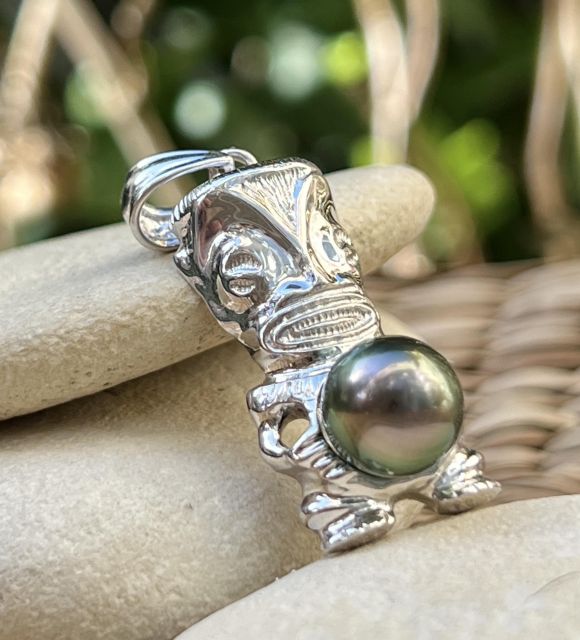 En plata 925 rodiada, este colgante Tiki alberga una perla de Tahití drop peacock de 9,95 mm, calidad AA+, con un brillo vibrante y reflejos cambiantes - certificado y garantizado