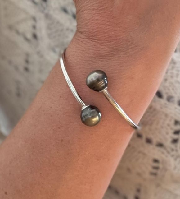 Bijou en perle de Tahiti aux reflets rares et lustre exceptionnel. Certificat d’authenticité et livraison sécurisée – Poemotu.