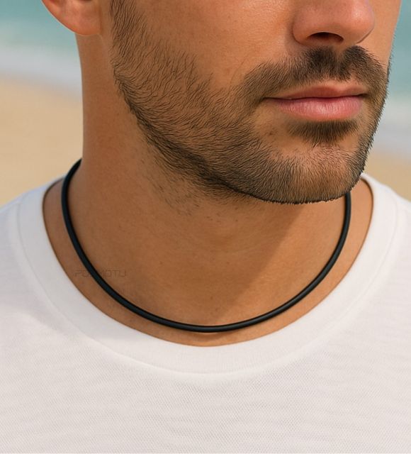 Disponible en 40, 42, 45 ou 50 cm. Ras de cou en caoutchouc noir (4,00 mm), avec fermoir baïonnette en argent 925 rhodié. Un collier discret et moderne.
