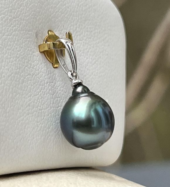 Bijou en perle de Tahiti aux reflets rares et lustre exceptionnel. Certificat d’authenticité et livraison sécurisée – Poemotu.