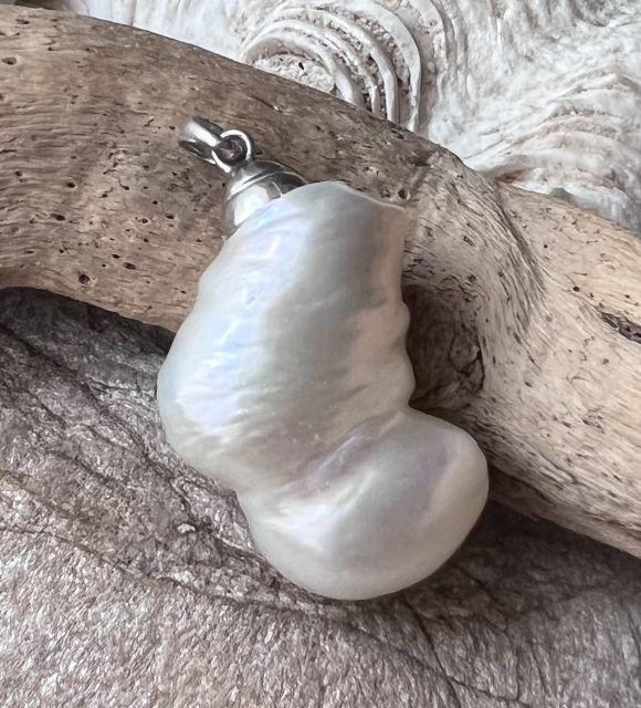 Découvrez ce Keshi d'eau douce en pendentif, incroyable diamètre - pièce unique - certificat GIA - satisfait ou remboursé - création Poemotu