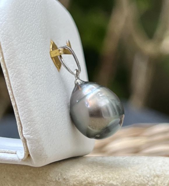 Découvrez Maeva, un pendentif en perle de Tahiti unique et exceptionnelle - perle recherchée - pièce unique - certificat authenticité - livraison gratuite