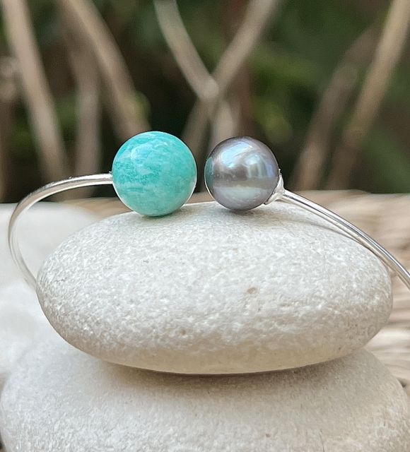 8.83 mm oval Tahitian pearl, grey colour, very beautiful lustre, AA quality - Slight natural inclusions - 10 mm natural amazonite pearl