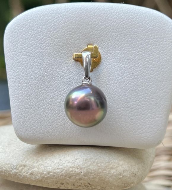 Pendentif en argent 925 rhodié orné d’une perle de Tahiti ronde de 10,18 mm, qualité AA+, à la couleur rare mêlant rose, vert et violet, et au lustre excellent