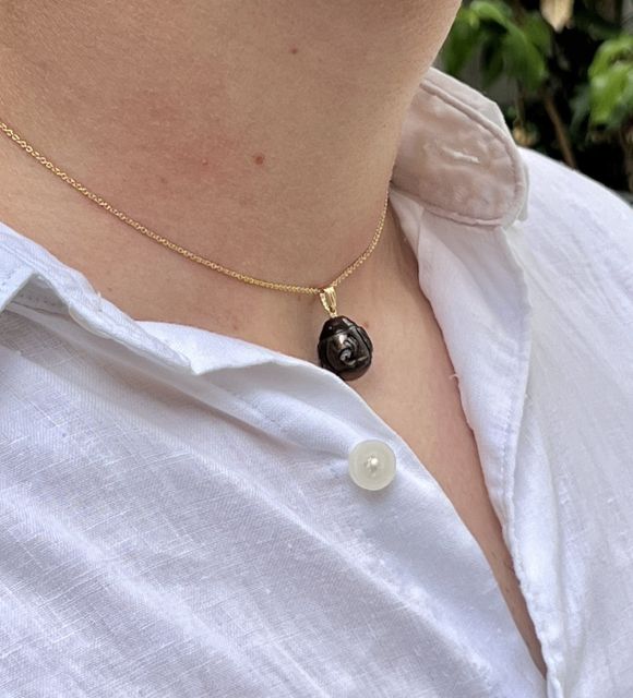 Bijou en perle de Tahiti aux reflets rares et lustre exceptionnel. Certificat d’authenticité et livraison sécurisée – Poemotu.