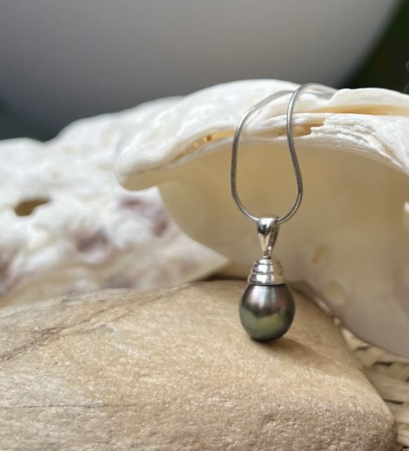 Gioiello in perla di Tahiti con riflessi rari e lucentezza eccezionale. Certificato di autenticità e consegna sicura – Poemotu