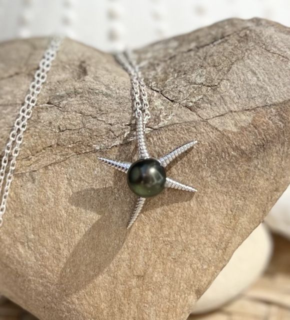 Ravissante perle de culture de Tahiti aux nuances peacock de 8/9mm de diamètre montée sur un pendentif étoile de mer en argent rhodié - livraison gratuite