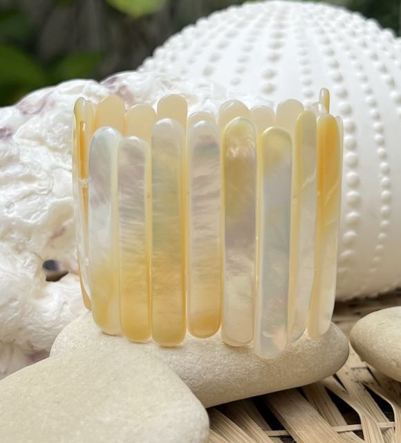 Découvrez ce bracelet doré aux lamelles gold de véritable nacre d'Australie - une merveille à votre poignet - livraison gratuite