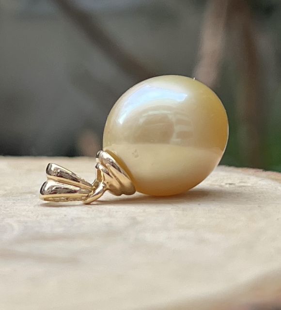 Bijou en perle de Tahiti aux reflets rares et lustre exceptionnel. Certificat d’authenticité et livraison sécurisée – Poemotu.