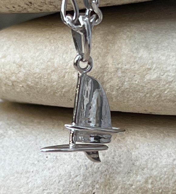 Portez fièrement votre amour de la mer avec ce pendentif voilier aux détails minutieux - faites partie des navigateurs inséparables de leur passion