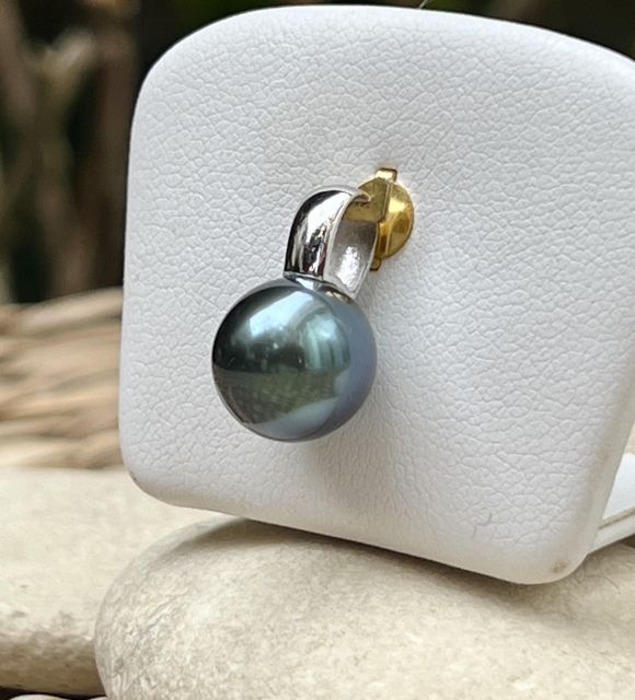 Bijou en perle de Tahiti aux reflets rares et lustre exceptionnel. Certificat d’authenticité et livraison sécurisée – Poemotu.