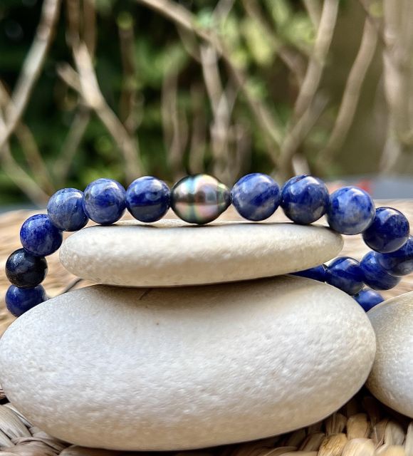 Au croisement des forces minérales et de la mémoire polynésienne, la sodalite rencontre une perle de Tahiti peacock-bleue, aux reflets mouvants captant la lumière.