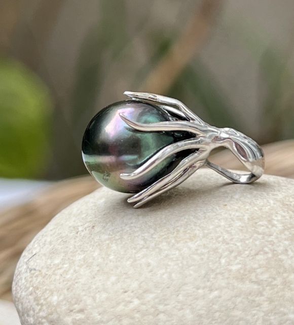 La couleur peacock bleue est incroyablement mise en valeur par l'or blanc 18 carats - Certificat GIA - livraison gratuite