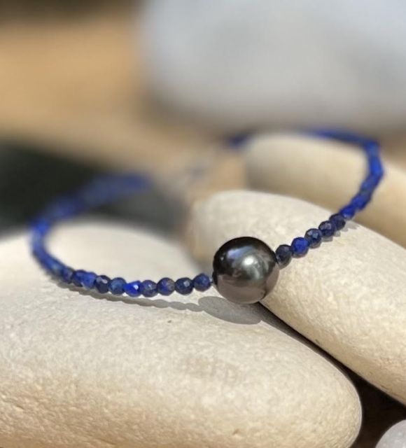 Encadrant cette magnifique perle de culture, les spinelles noirs taillés de manière facettée ajoutent une touche de mystère et d'élégance. livraison gratuite