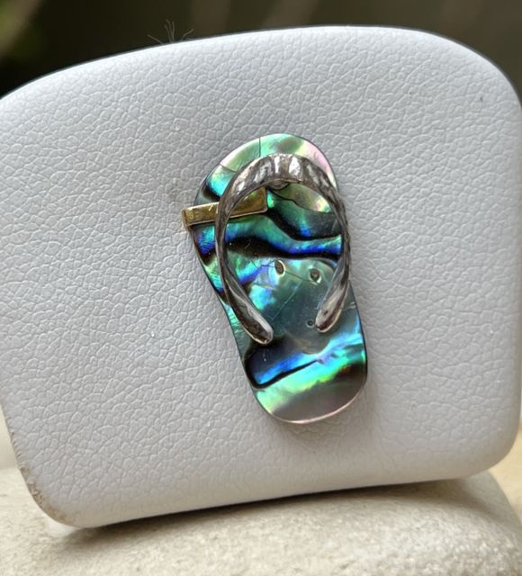 Mélange élégant de tradition et d'exotisme, capturant l'essence de la culture maritime, le pendentif savate affiche votre amour des îles - livraison gratuite