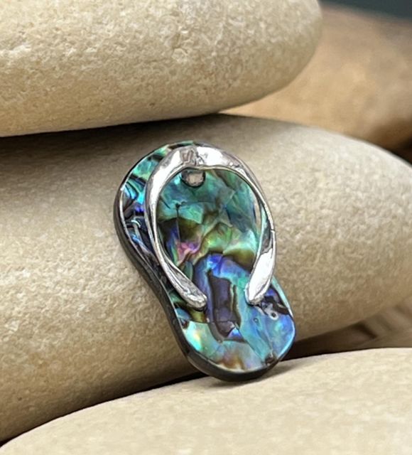 Mélange élégant de tradition et d'exotisme, capturant l'essence de la culture maritime, le pendentif savate affiche votre amour des îles - livraison gratuite