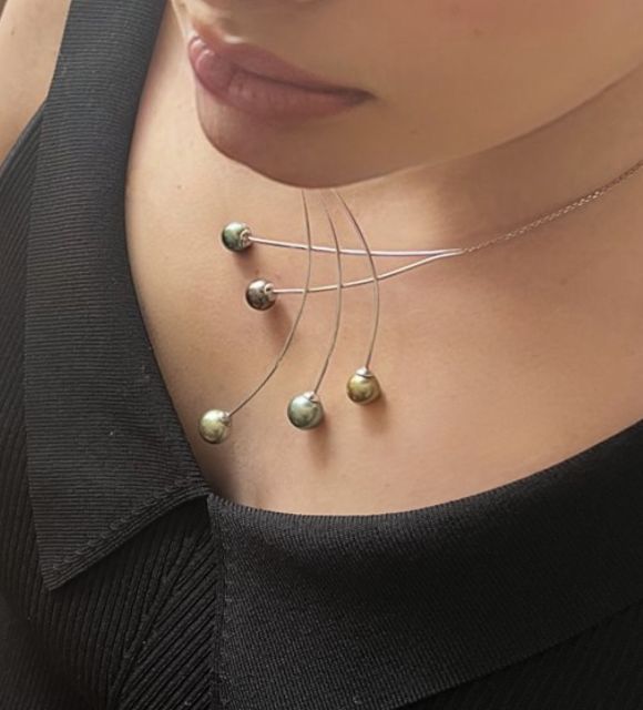Ce collier argent rhodié est un hymne à la beauté de la perle de culture de Tahiti - couleurs rares des perles des Gambier- création artisanale - certificat GIA