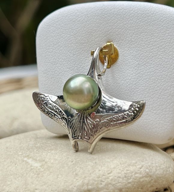 Sa couleur vert lagon éclatant capture la lumière des océans polynésiens dans un bijou symbole de grâce et de liberté - certifé et garanti - livraison gratuite