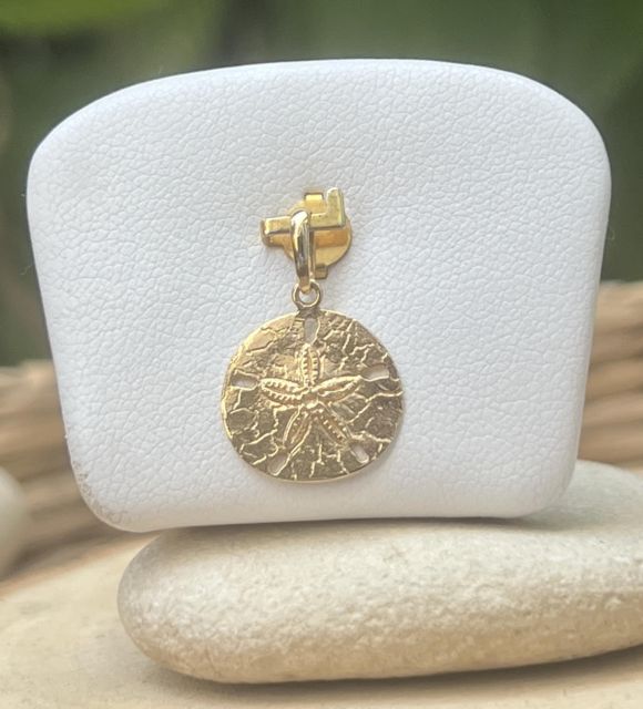 Pendentif Fleur de Tiare Tahiti en or 18 carats. Bijou polynésien raffiné inspiré des fleurs emblématiques de Polynésie.