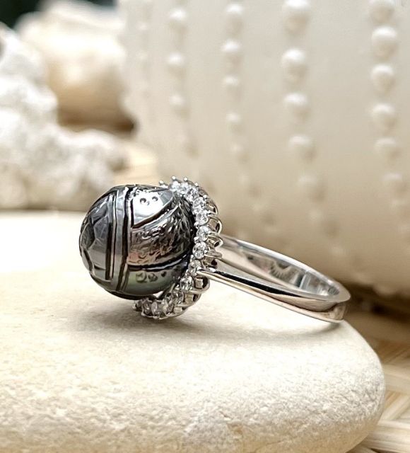 Bijou en perle de Tahiti aux reflets rares et lustre exceptionnel. Certificat d’authenticité et livraison sécurisée – Poemotu.