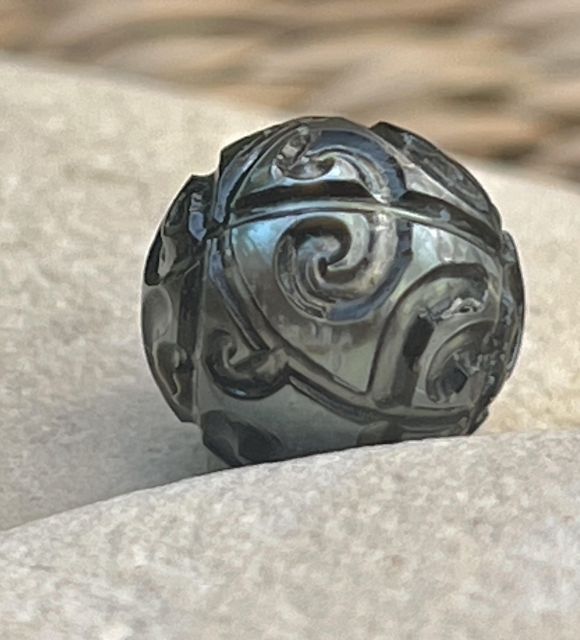 Bijou en perle de Tahiti aux reflets rares et lustre exceptionnel. Certificat d’authenticité et livraison sécurisée – Poemotu.