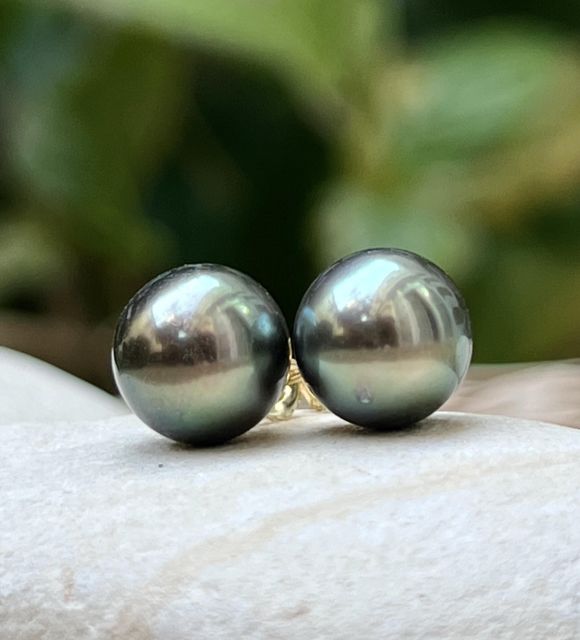 Avec Poemotu, les photos contractuelles garantissent que vous recevez exactement ces clous d'oreilles en or jaune 750 et vraies perles de Tahiti.