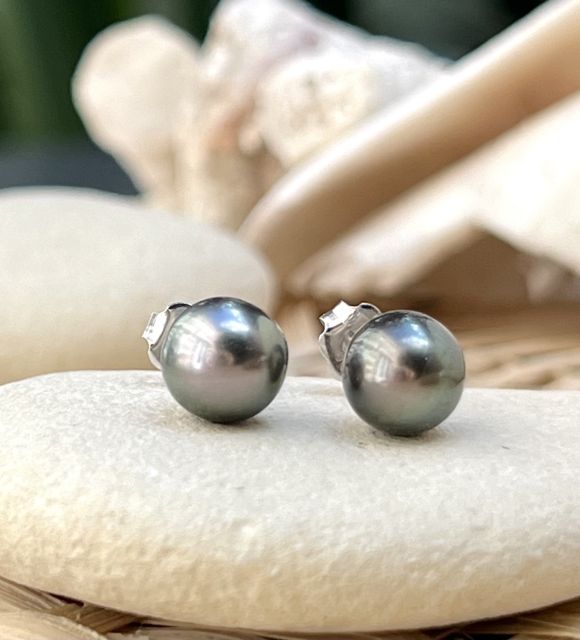 Donnez une touche élégante et intemporelle à votre look avec notre paire de boucles d'oreilles en argent ornées de perles de Tahiti des Gambiers