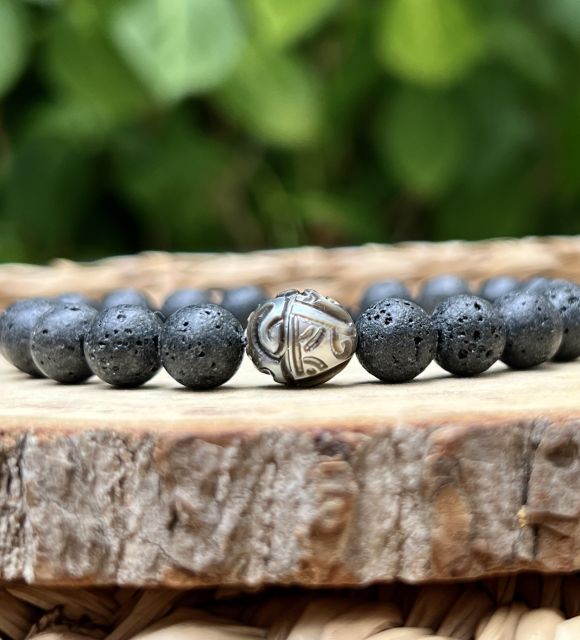 Découvrez notre bracelet en pierres de lave et perle gravée, une création au caractère minéral et élégant inspirée de la Polynésie française