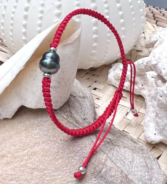 Idéal pour les poignets fins, un tressage en macrame rouge avec une perle de Tahiit bluepink