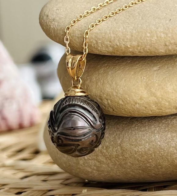 Joya en perla de Tahití con reflejos raros y brillo excepcional. Certificado de autenticidad y entrega segura – Poemotu.