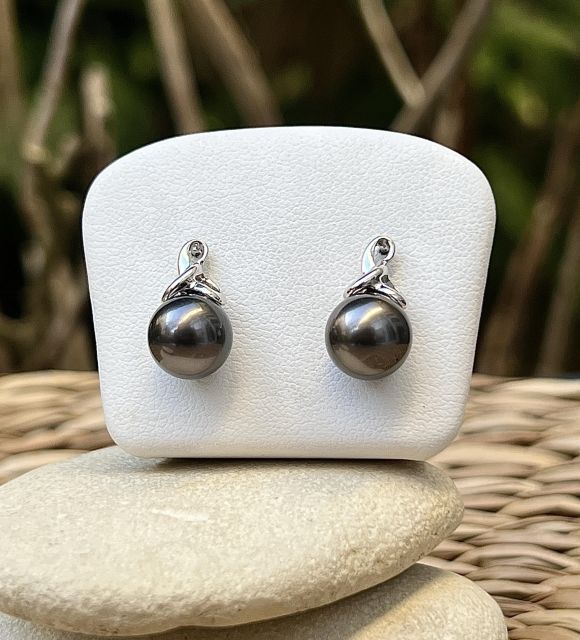 Boucles d’oreilles Vague Éternelle en argent 925 rhodié, ornées de deux perles de Tahiti rondes de 8,80 mm, qualité AAA