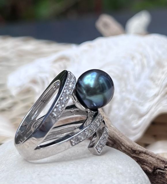 Faites lui plaisir en lui offrant cette somptueuse bague en argent ornée d'une perle de culture de Tahiti d'un bleu "outremer" unique !