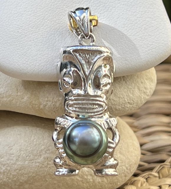 Sa teinte peacock se scinde en bleu lumineux, séparée par des cercles parfaits, comme un jeu mystérieux de la nature. Certificat d’authenticité et de garantie.