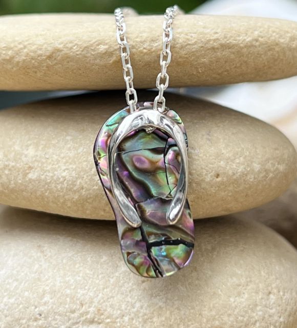 Mélange élégant de tradition et d'exotisme, capturant l'essence de la culture maritime, le pendentif savate affiche votre amour des îles - livraison gratuite