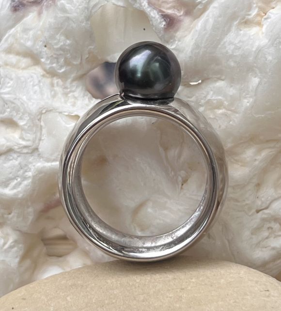 Découvrez cette bague unique : Véritable Perle noire de Tahiti montée sur large jonc bombé en argent rhodié - certificat GIA - livraison gratuite sécurisée