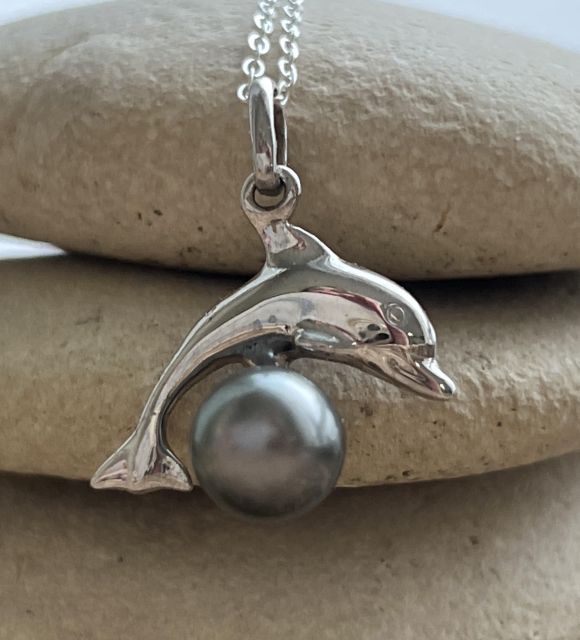 Symbole de l'océan, pendentif dauphin en argent orné d'une perle de Tahiti de 7.60mm de diamètre - certificat GIA - garantie - livraison sécurisée offerte