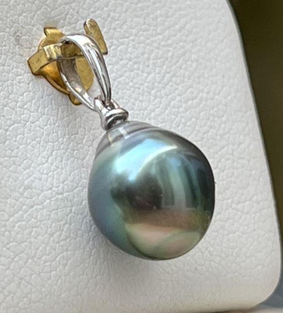 Bijou en perle de Tahiti aux reflets rares et lustre exceptionnel. Certificat d’authenticité et livraison sécurisée – Poemotu.