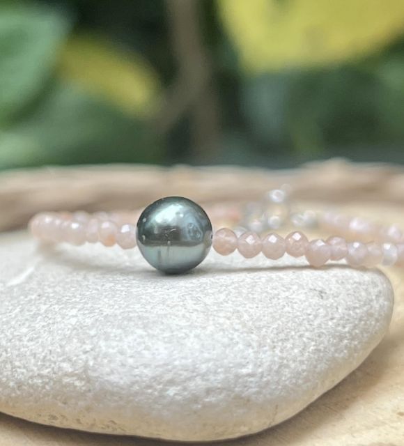 Moana Kea évoque les jeux de lumière d’un lagon en mouvement, là où les vagues captent les rayons du soleil et les renvoient en éclats changeants.