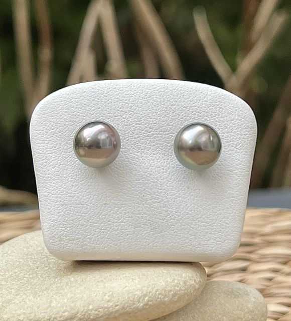 Clous d'oreilles en argent 925/00 et perles de culture de Tahiti rondes de couleur peacock montée dans notre atelier de Nantes en Loire-Atlantique