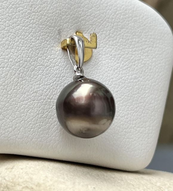 Une présence chaleureuse et intense, dont les anneaux naturels révèlent l’authenticité. Pièce unique, présentée en photos contractuelles.