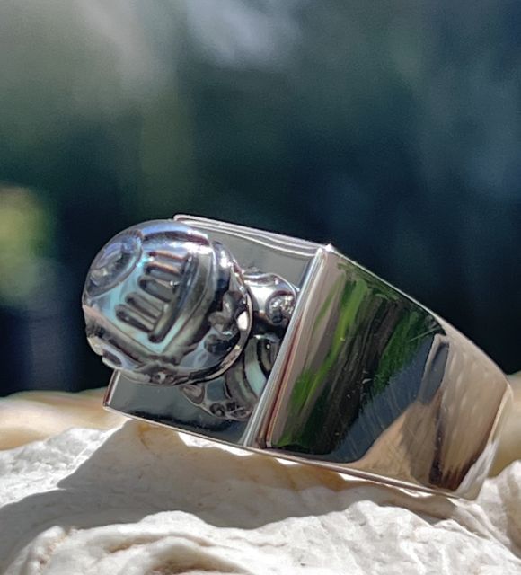 Bijou en perle de Tahiti aux reflets rares et lustre exceptionnel. Certificat d’authenticité et livraison sécurisée – Poemotu.