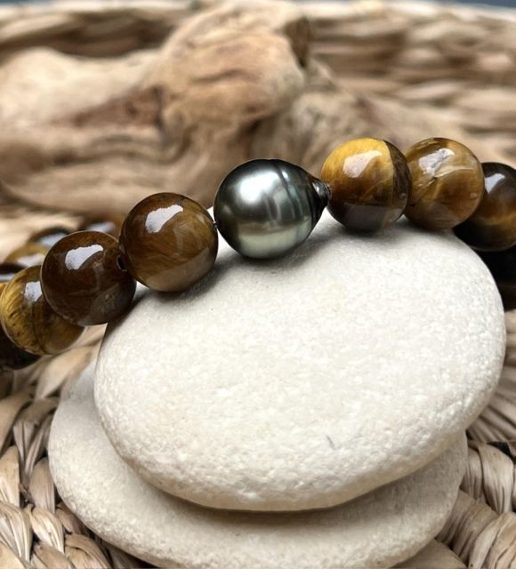 Découvrez cet exemplaire unique, un bracelet en perles d'oeil de Tigre et sa vraie perle de Tahiti certifiée et garantie - taille 19/21cm - livraison gratuite