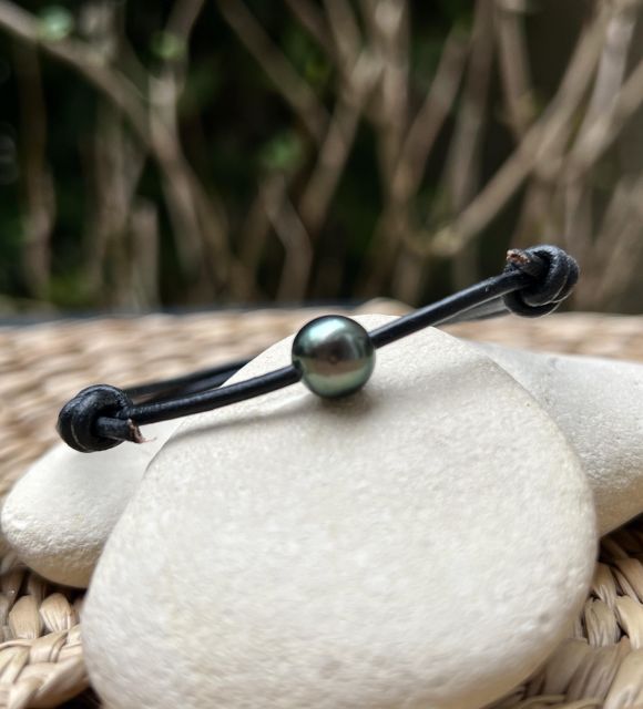 Bijou en perle de Tahiti aux reflets rares et lustre exceptionnel. Certificat d’authenticité et livraison sécurisée – Poemotu.
