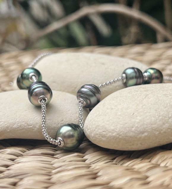 Sept perles de Tahiti dansent sur une maille d’argent. Nuances rares et lumineuses : un feu d’artifice de couleurs, éclatant comme une fête polynésienne.