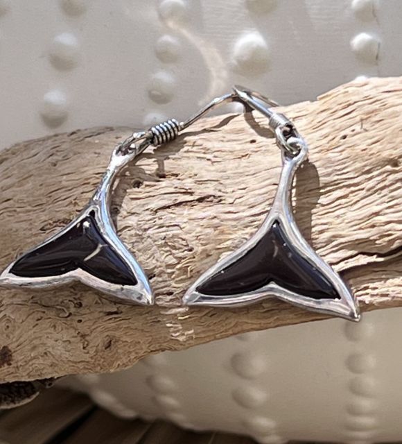 タヒチ真珠の希少な輝きと優れた光沢を持つジュエリー。認定証付きで安全に配送 – ポエモツ。