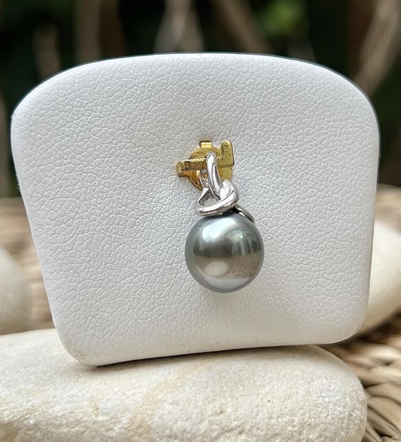 Bijou en perle de Tahiti aux reflets rares et lustre exceptionnel. Certificat d’authenticité et livraison sécurisée – Poemotu.